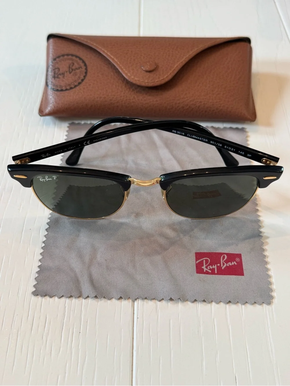 Ray-Ban Clubmaster Classic Polarized Sunglasses RB3016 901/58 (51-21)